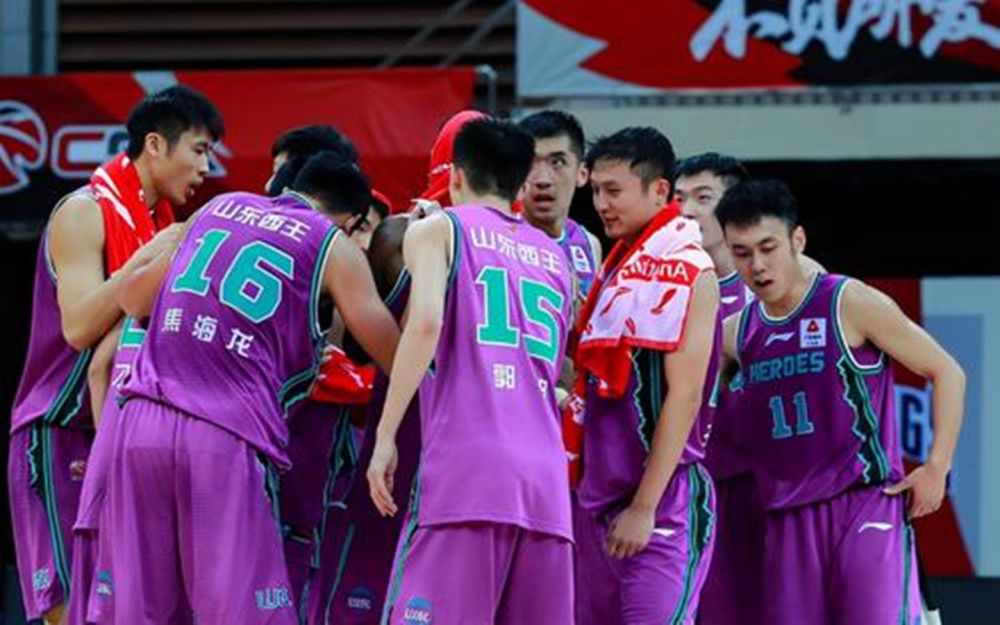 北京时间12月3日03:45，意甲第14轮AC米兰主场迎战弗洛西诺尼的比赛，上半场约维奇凌空抽射打进米兰首球，下半场迈尼昂助攻普利希奇破门，托莫里门前推射扩大比分，布莱夏尼尼定位球扳回一城，最终米兰3-1弗洛西诺内仍居第三。